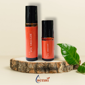 Er staan twee essentiële olie rollers naast elkaar. één van 10ml en één van 5ml. Op beide zit een oranje label waarop staat 'vol vreugde'.