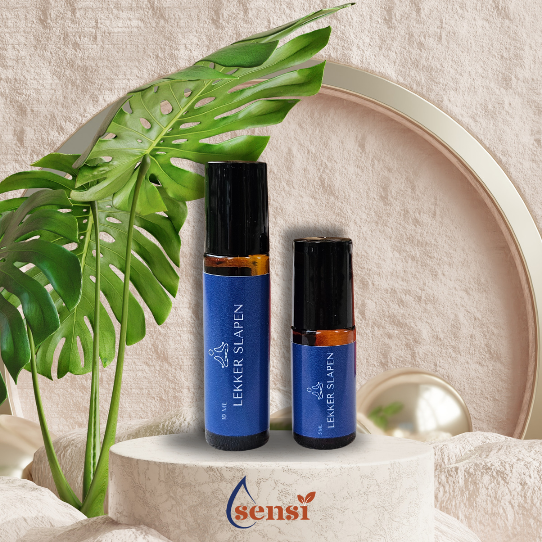 Er staan twee essentiële olie rollers naast elkaar. één van 10ml en één van 5ml. Op beide zit een donker blauw label waarop staat 'lekker slapen'.