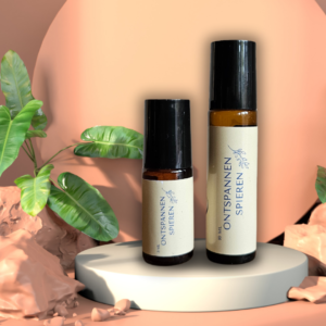Er staan twee essentiële olie rollers naast elkaar. één van 10ml en één van 5ml. Op beide zit een licht geel label waarop staat 'ontspannen spieren'.