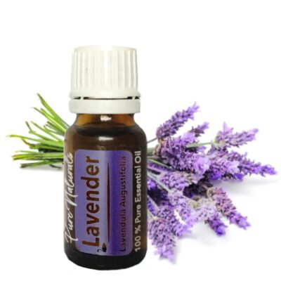 Een flesje etherische olie waarop staat 'Lavendel 100% pure essential oil'. 100% organic. Pure Naturals.