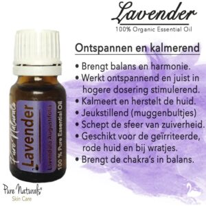 Een flesje etherische olie waarop staat 'Lavendel 100% pure essential oil'. 100% organic. Pure Naturals. Daarnaast staat tekst: Ontspannend en kalmerend. Brengt balans en harmonie. Werkt ontspannend en juist in hogere dosering stimulerend. Kalmeert en herstelt de huid. Jeukstillend (muggenbultjes). Schept de sfeer van zuiverheid. Geschikt voor de geïrriteerde, rode huid en bij wratjes. Brengt de chakra's in balans. Pure Naturals Skin Care.