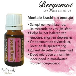 Een flesje etherische olie waarop staat 'Bergamot 100% pure essential oil'. 100% organic. Daarnaast staat tekst: Mentale kracht en energie. Schept een verfrissende, kalmerende en vrolijk sfeer. Helpt bij het loslaten van emoties, angst en depressies. Ondersteunt de alvleesklier, lever en de spijsvertering. Zuivert de vette, onreine huid. Dood microben en kan hierdoor goed in mondwater worden toegevoegd. Pure Naturals Skin Care.